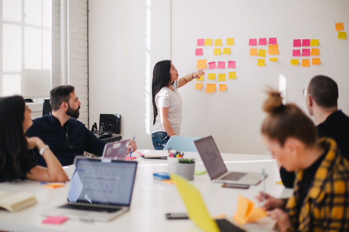 Workshop audit AI cu echipa NeuralScope revizuind rapoarte de conformitate